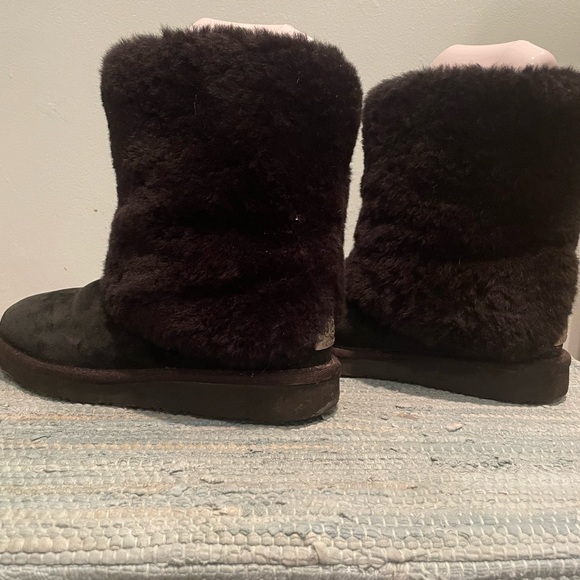 UGG Patten black suede shearling boot. Size 7 - Picture 3 of 6